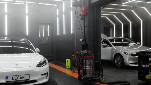Детейлінг студія та автомийка Decar біля ЖК "Файна Таун"