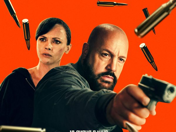 Трейлер «Стволи догори»: комедійна історія найманця з серцем батька